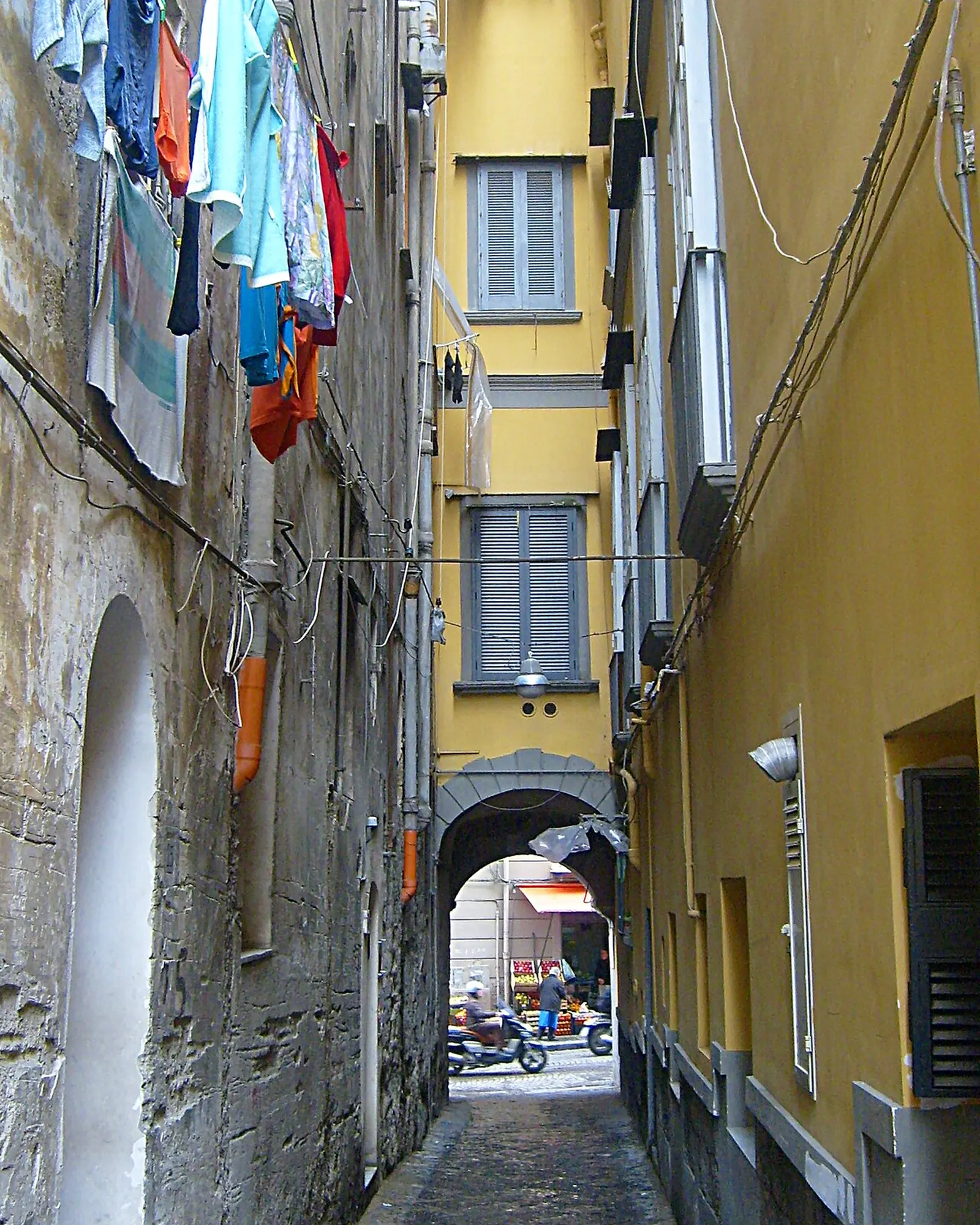 Un vicolo di Napoli con i panni stesi fra i balconi